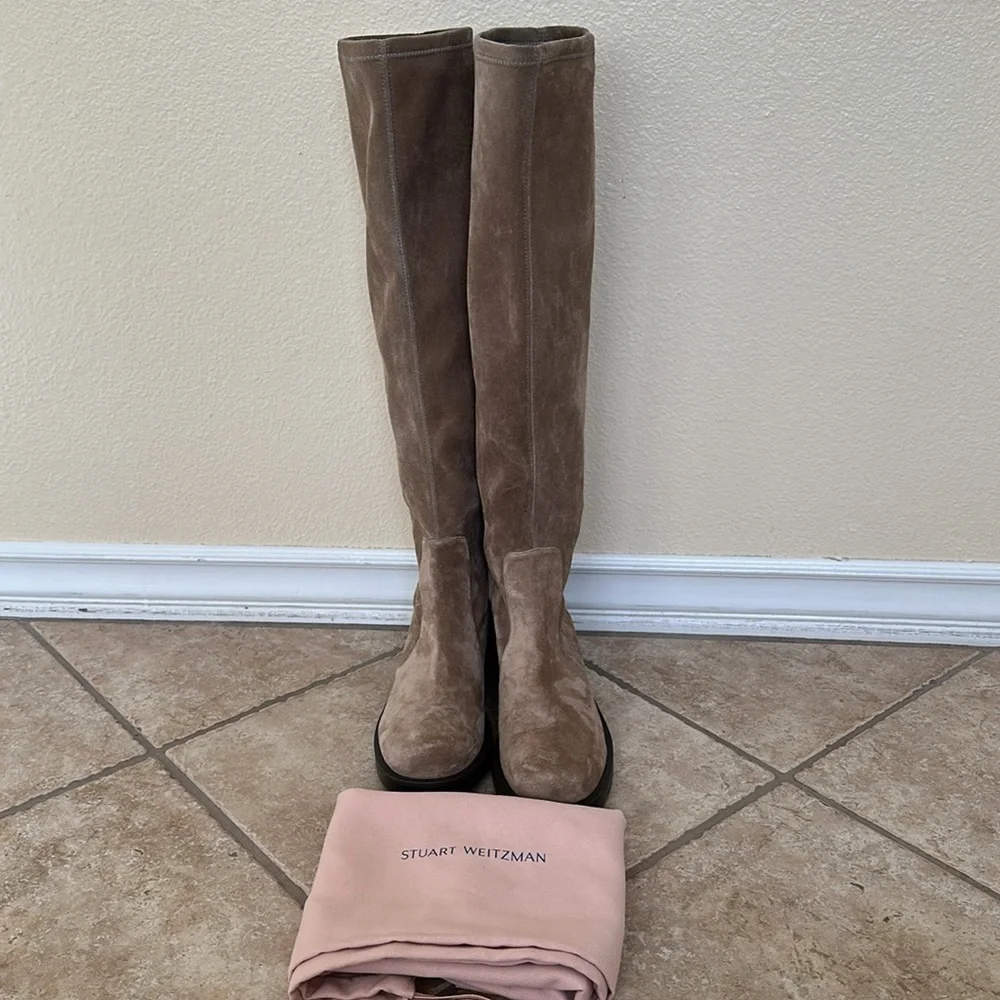 New STUART WEITZMAN Suede Boots. Khaki. Size 9.